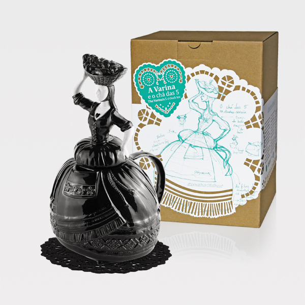 Tea pot in the shape of a woman. In black ceramic with outer package. By Laboratory d'Estórias.