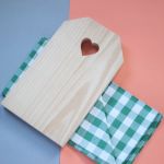 Wood board and picnic towel, by Maria Tigela.
