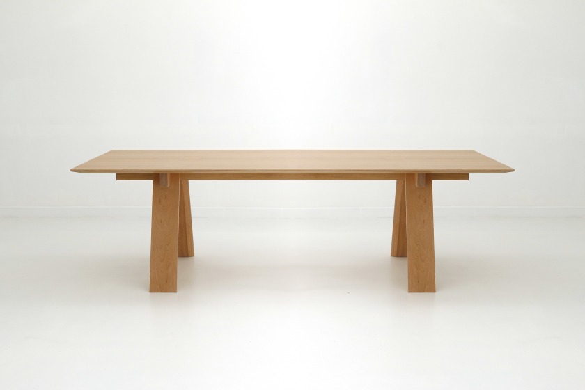 Trave dinner table in wood by Branca Lisboa
